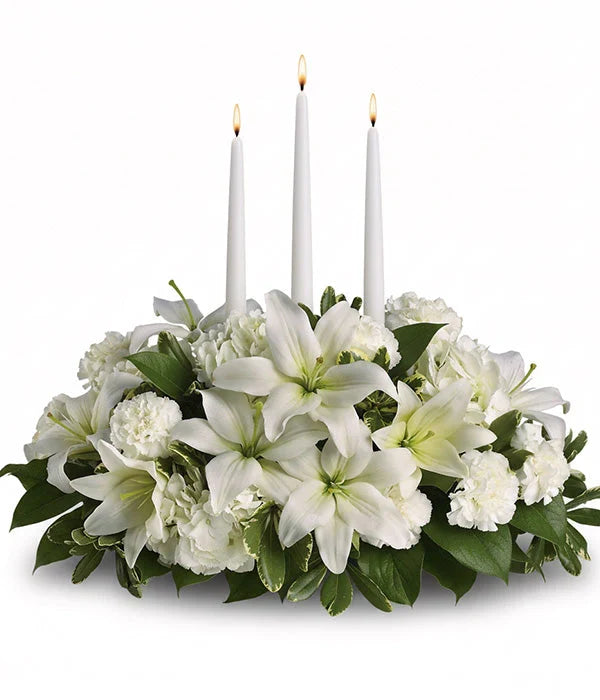 Snowy white centerpiece with candles from Fleur Concept