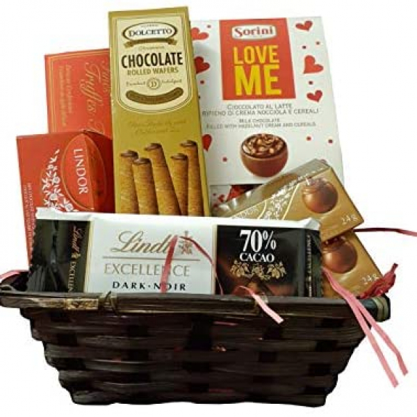 Panier Cadeau pour les Amoureux du Chocolat buy at Fleur Quebec